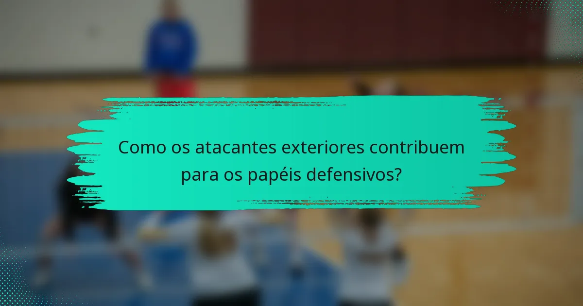 Como os atacantes exteriores contribuem para os papéis defensivos?